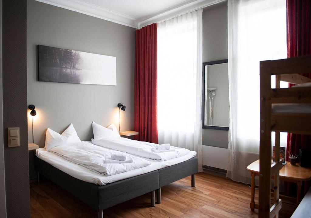 Henriks Hotell Skien Extérieur photo